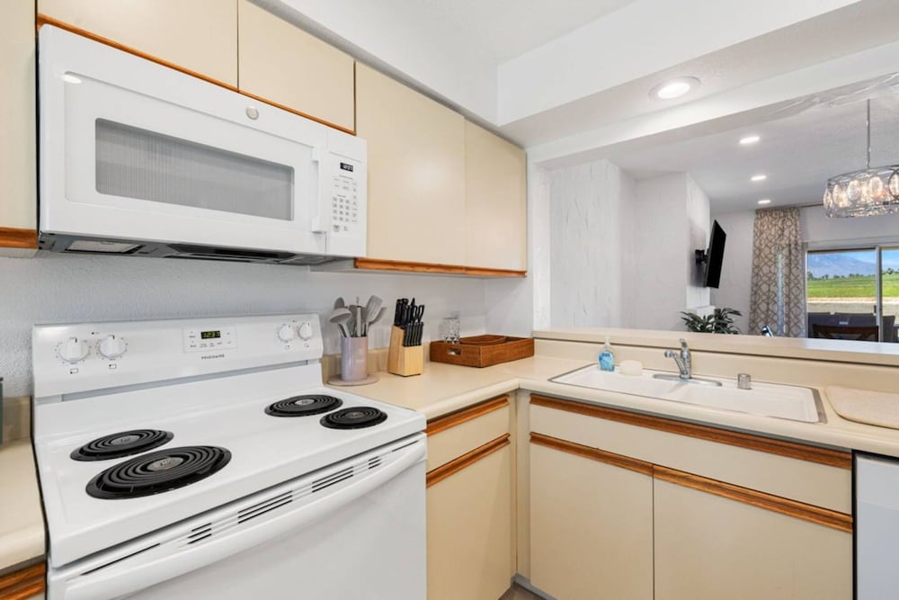 Fairway-view 3 Bedroom Condo in Palm Desert