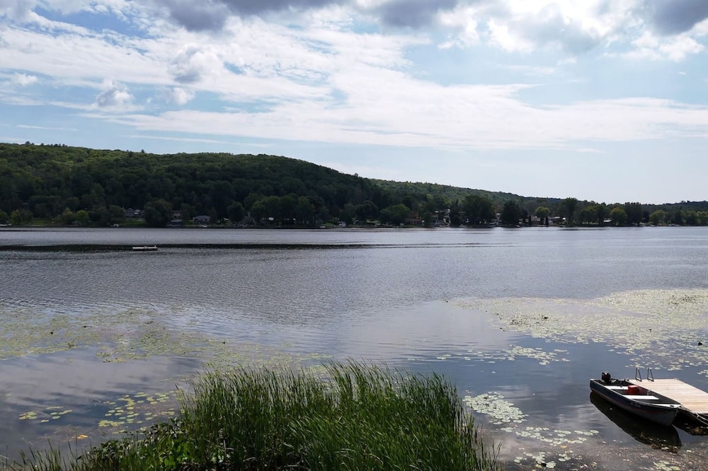 Waterfront Cottage w Swim Spa BBQ Close to Skiing