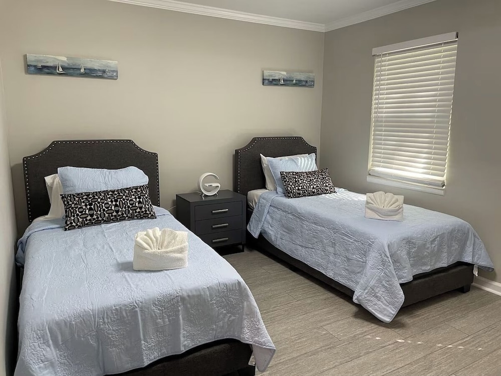 Bright 2BR Townhome Pool & Beach Minutes Away