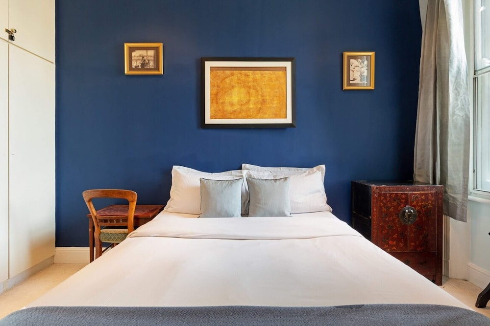 Gorgeous 1 Bedroom in Earl's Court With Vintage Furniture