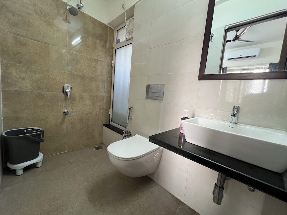 Pinaki Comfort Stay Malad - Near Nesco & Oberoi Mall