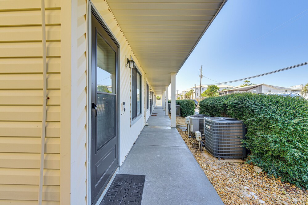 < Half-mi to Beach: Quaint Destin Condo
