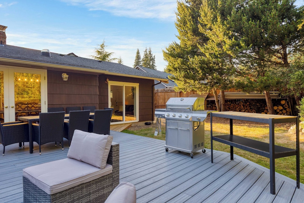 Lodge Trails, Hot Tub, Walk to Cornet Bay
