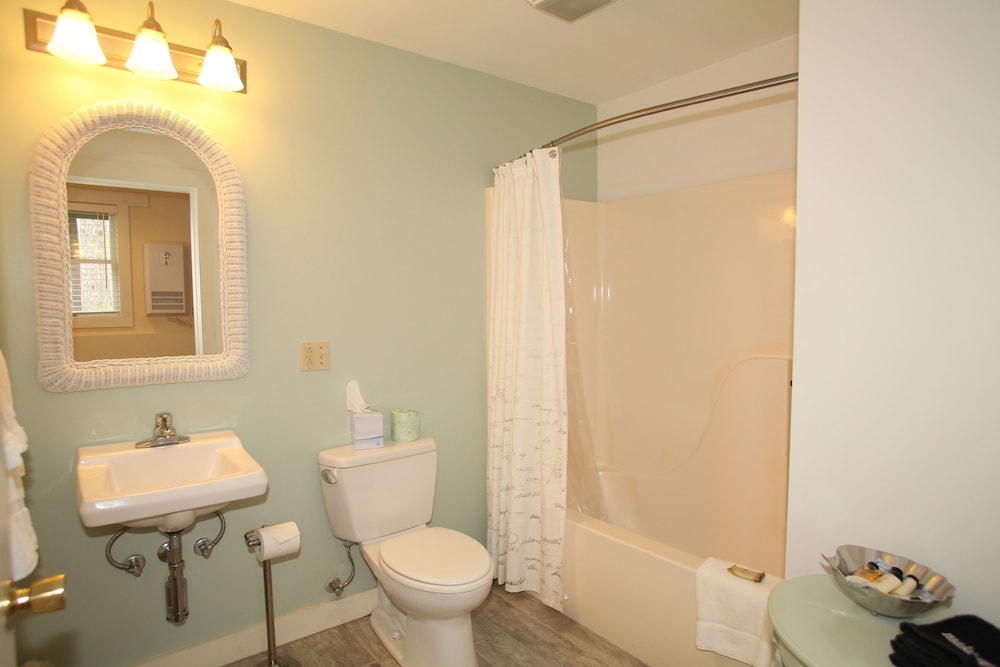 Glen Cove Inn & Suites