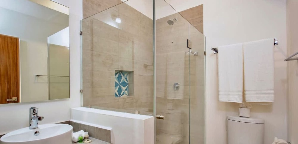 3br. Exclusive TH W/spacious Roof & Private Pool
