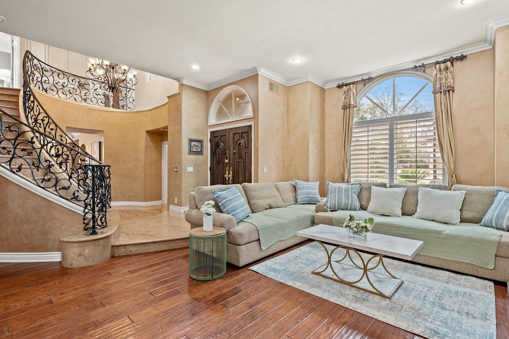 Elegant Villa Retreat Pool Garden Alfresco Lounge