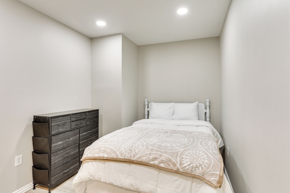 Half-mi to Oakland City Golf Club: Sleek Apartment