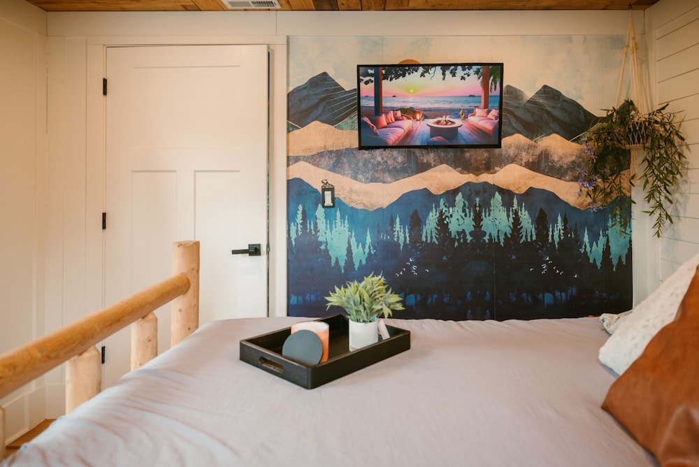 Cowboy Bunkhouse hot tub Lake Farm Nature