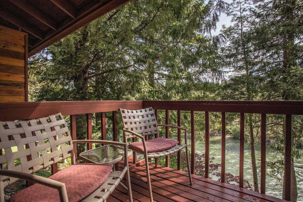 All Seasons River Inn