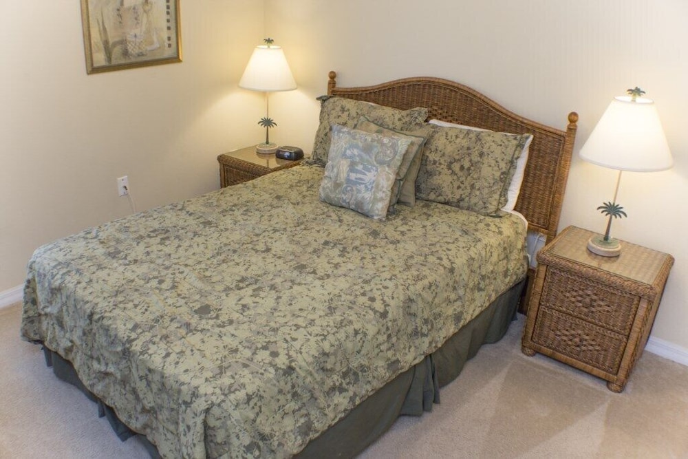 Mark's Sunrise Lakes Villa 4 Bedroom Home by Redawning view 4