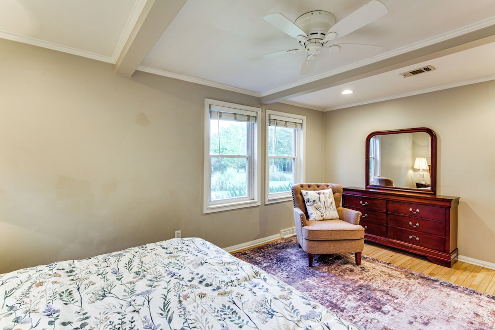 Large Yard w/ Pond: Family Retreat in New Albany!