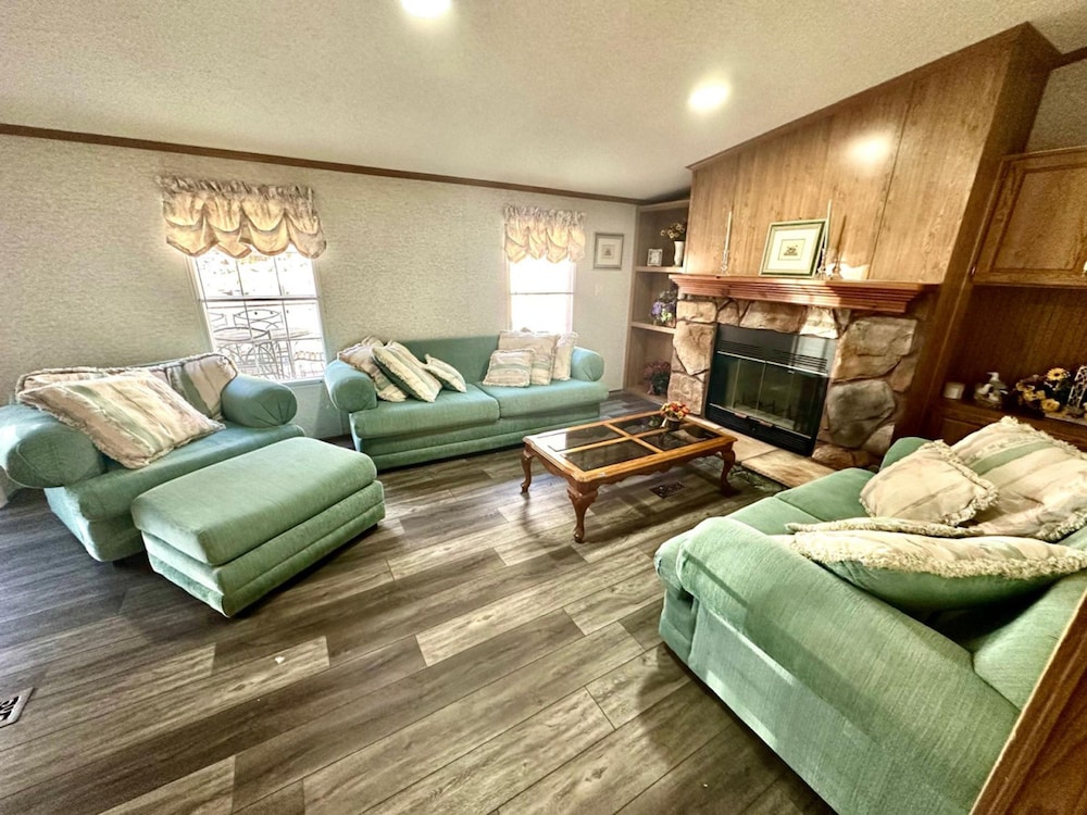 Secluded Lodge Farm Views 50 Acres Wifi