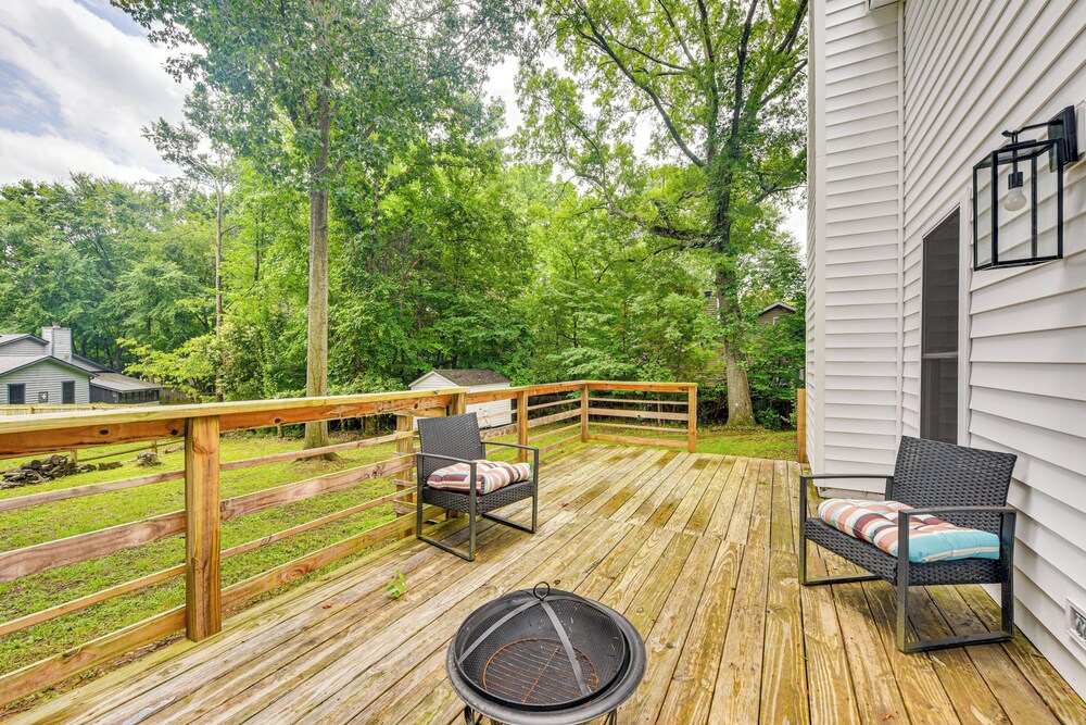 10 Mi to Uptown Charlotte: Family Home w/ Backyard