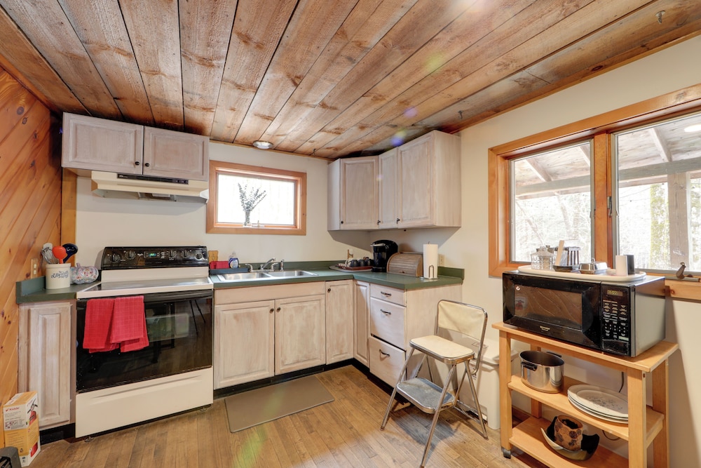 Fall Festival Retreat: Cabin w/ Deck & Yard!