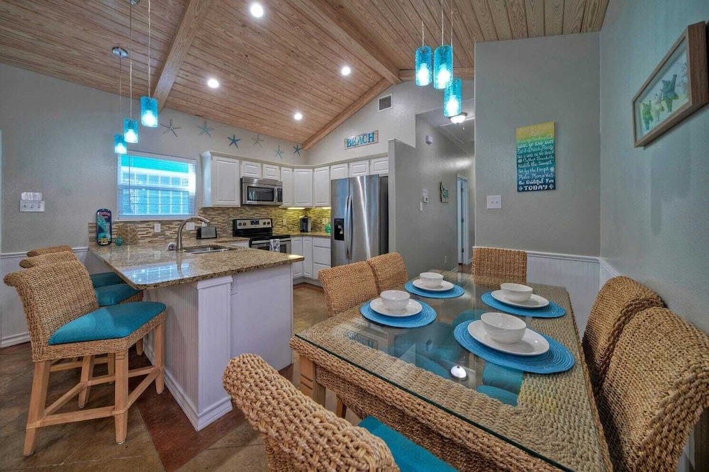 Sleeps 18 2 Beach Homes w/ 2 Pools, Playground, Covered Patios Pirates Bay