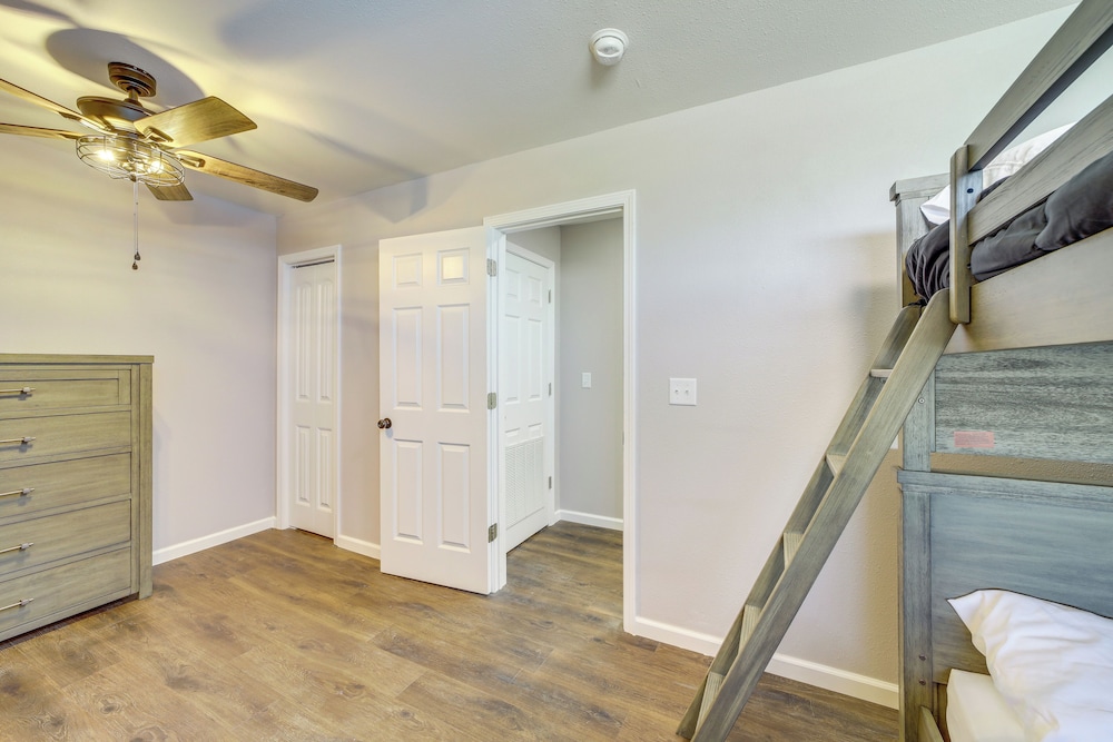 7 Mi to Dtwn Tulsa: Dog-friendly Home w/ Yard