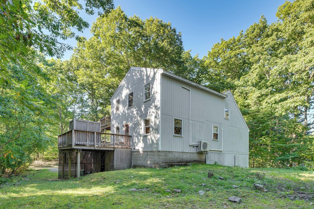 1/2 Mi to Ogunquit Beach: Maine Home w/ Deck!