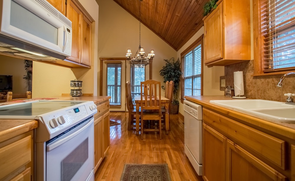 Mayberry Lodge 2 Bedroom Cabin by RedAwning
