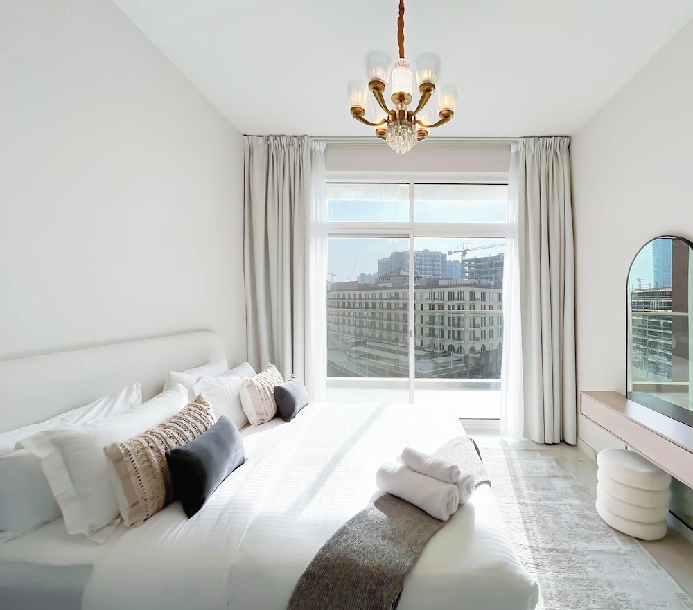 Jewelz Luxury 2BR Balcony, Pool & Garden Views