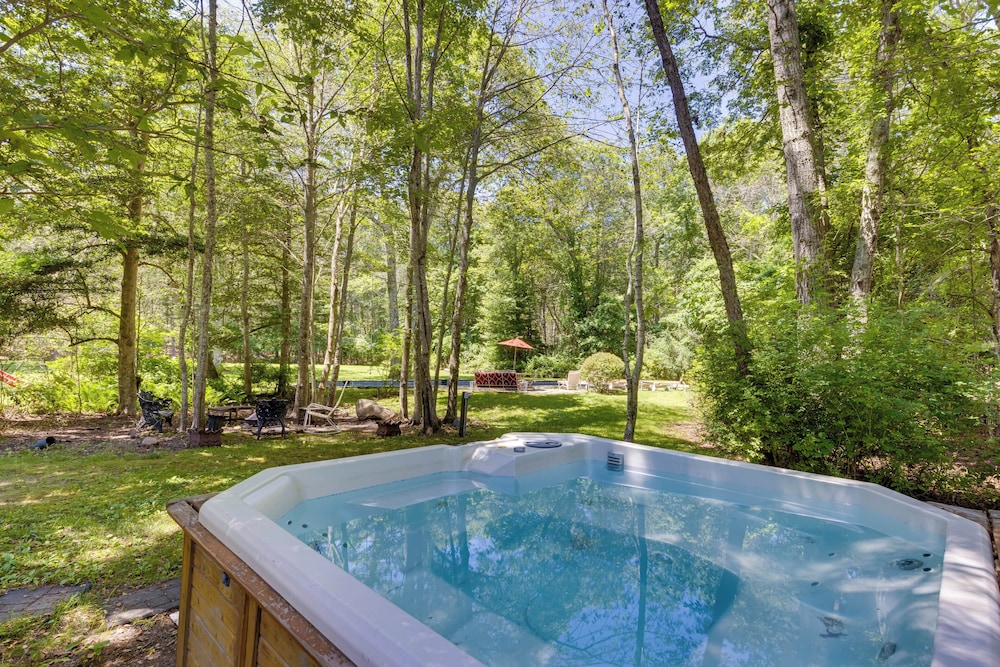 20-acre Hamptons Nature Escape w/ Hot Tub & Pool