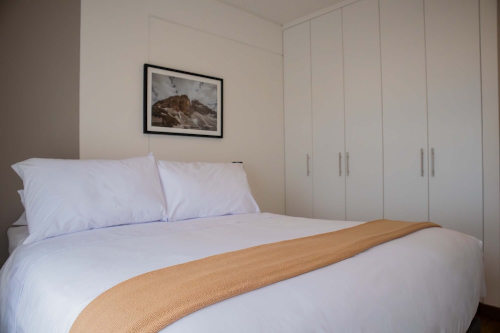 w Beautiful 3BR w Balcony in San Isidro
