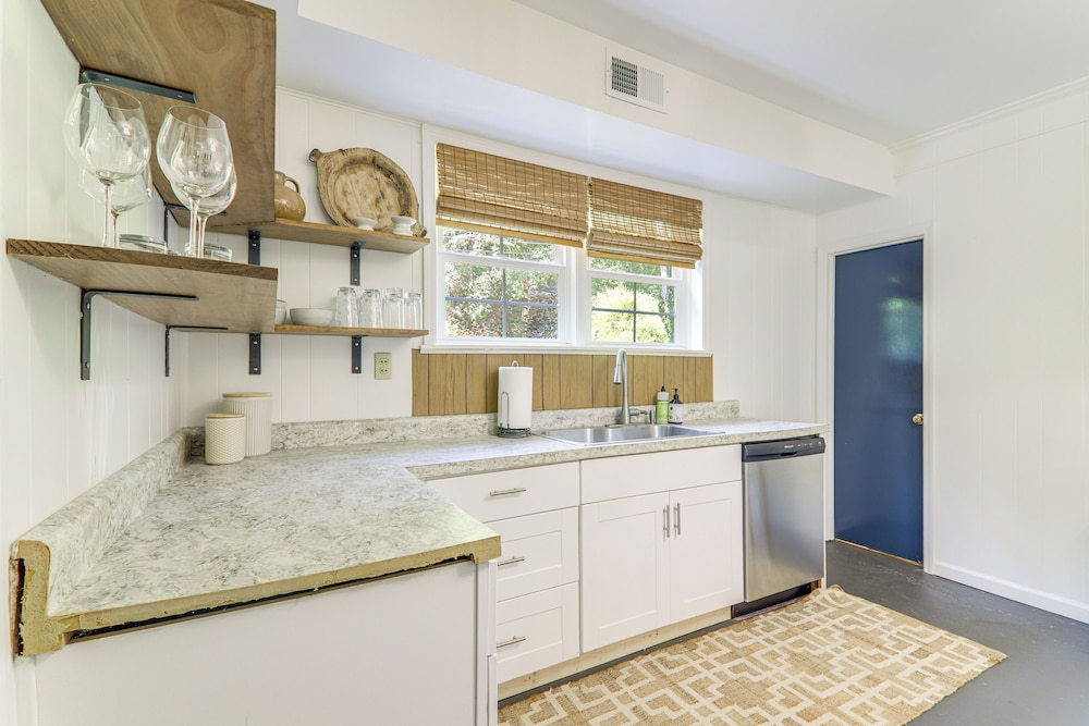 4 Mi to Uga: Bright & Airy Athens Apartment!
