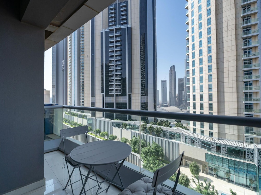 Dlx 21st Flr 3BR Pool/gym Near Mall by Belvilla