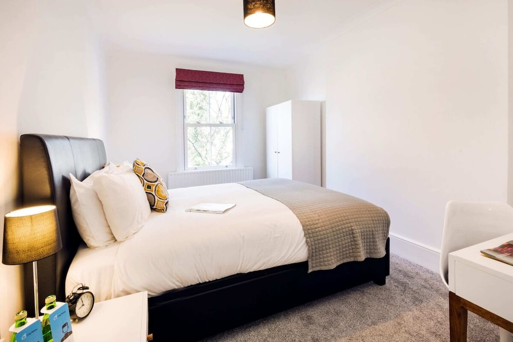 Bright and Modern Earls Court Gem