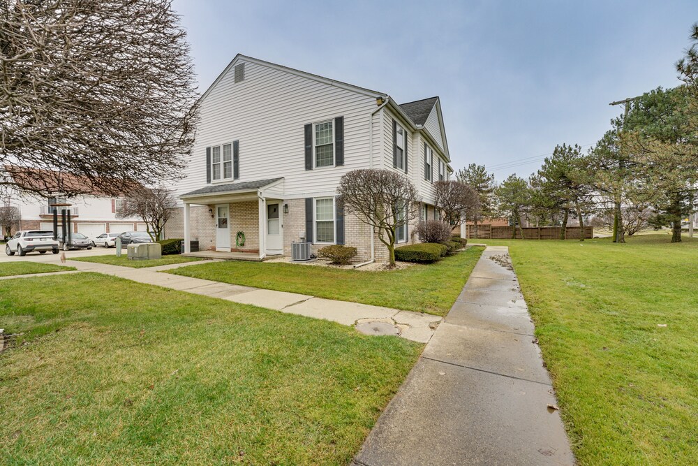 Clinton Township Condo Near L'anse Creuse Bay!