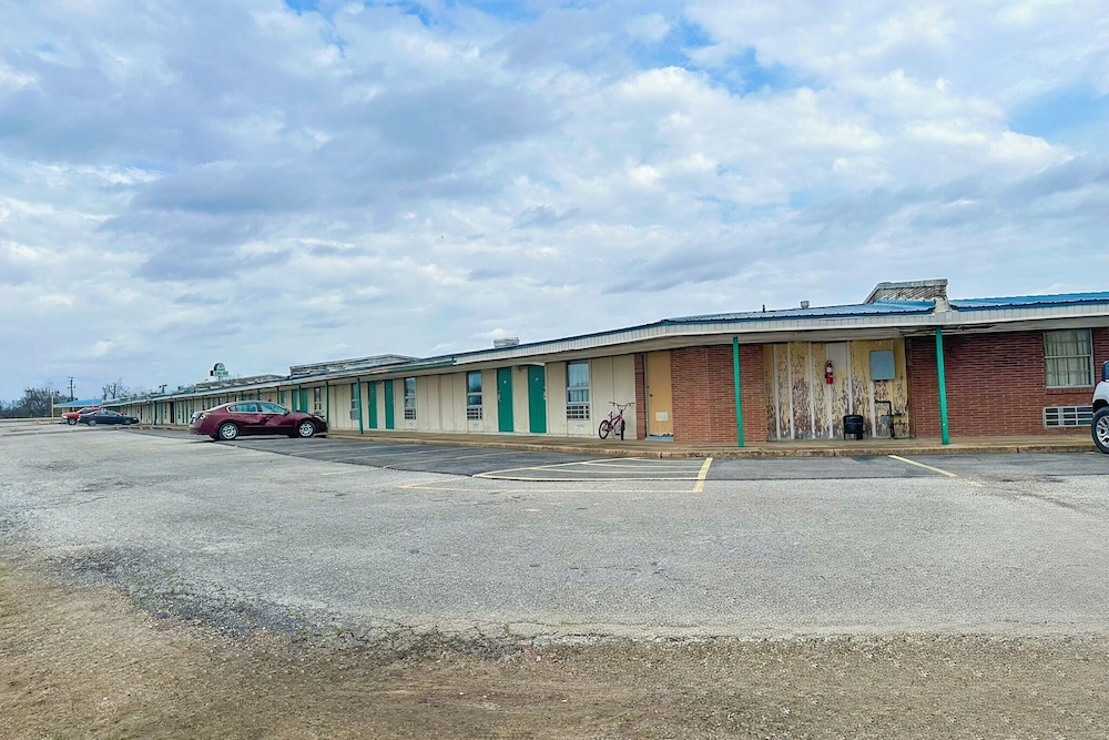 Shamrock Kings Inn By Oyo Marked Tree I-555