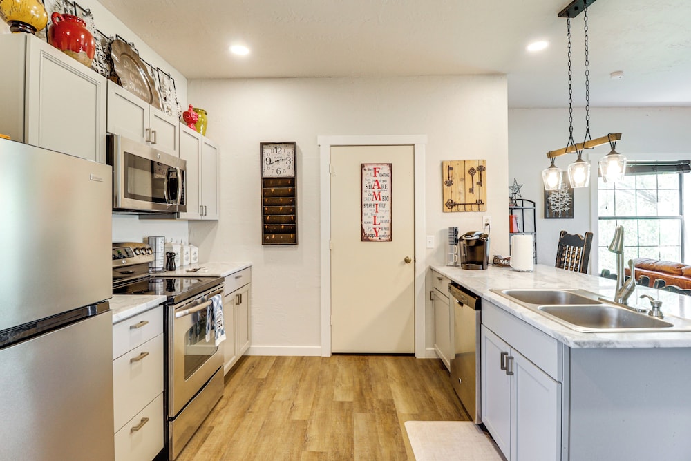 1 Mi to Lake: Pet-friendly Cabin in Strawn