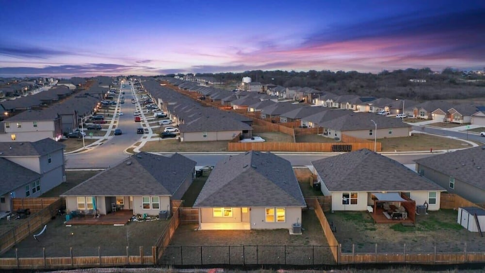 @ Marbella Lane - Amazing 4BR Lakeview Home