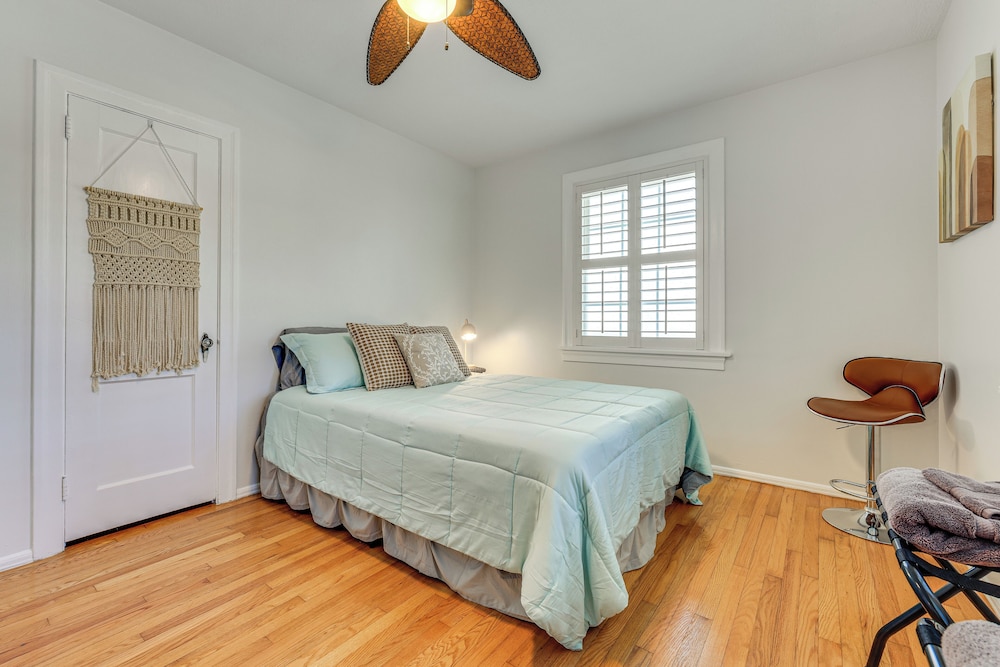 4 Mi to Dtwn Jacksonville: Chic Home w/ Porch!