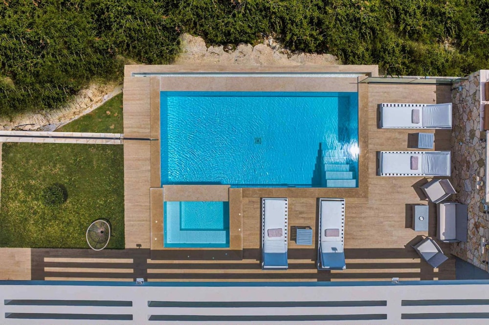 Pietra Cave Suite With Private Pool