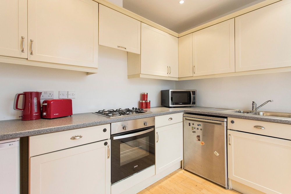 JOIVY 2-bed flat in West London