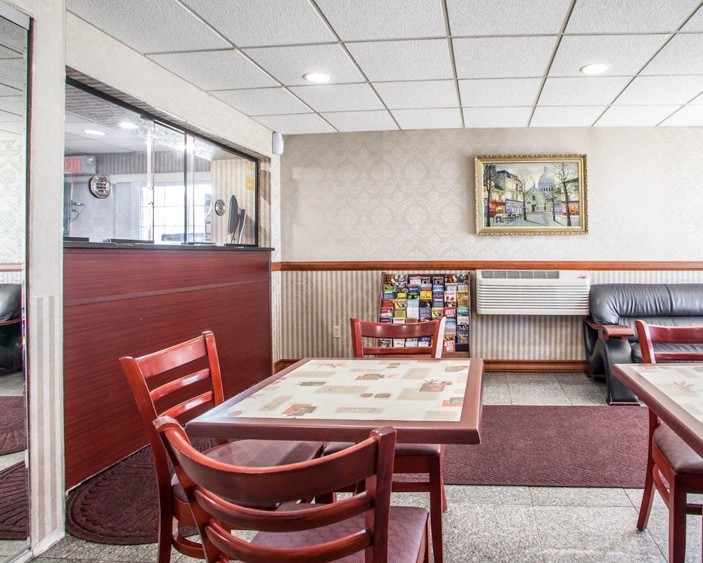 Rodeway Inn Jersey City North view 3