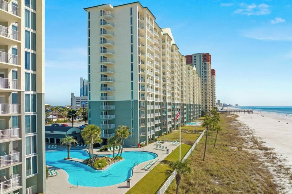 Coastal Hideaway: Cozy Beachfront Studio Sleeps 4 With Stunning Views!