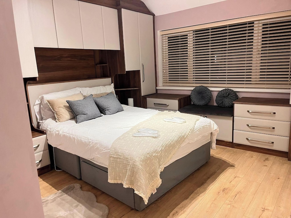 Sleeps 5 - Free Parking - Near Airport & City