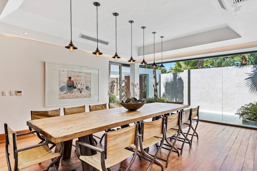 Modern Oasis Stunning Views of Golf Course River