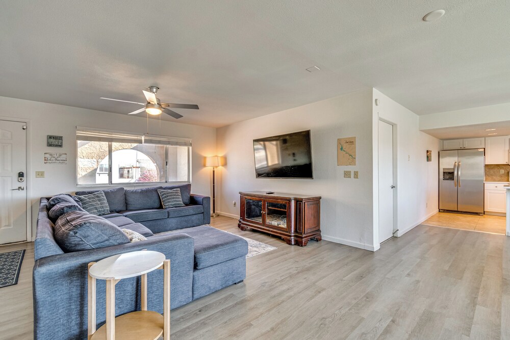 2 Mi to Lake Havasu: Pet-friendly Home