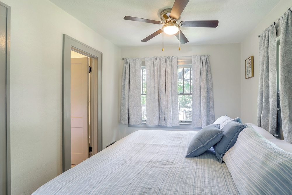 4 Mi to Dtwn: Charming Retreat in Wichita!