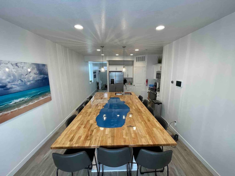 Bear Lake Table Downtown Garden City Townhome