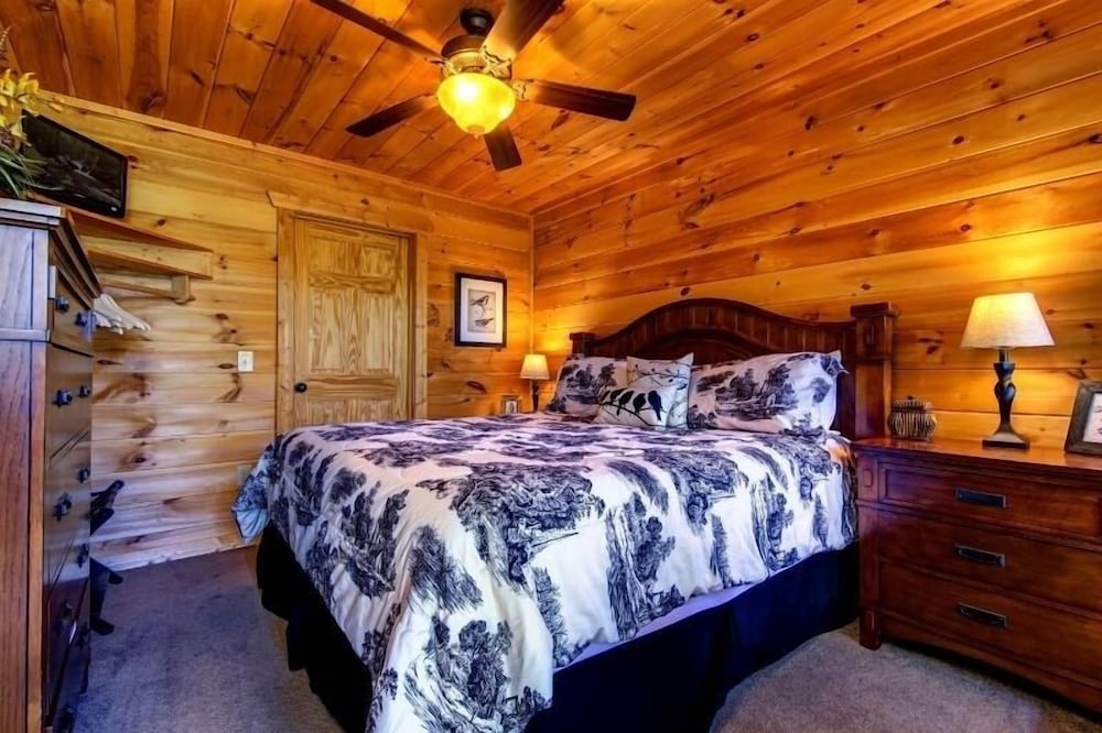 Sundance - 2 Bedrooms, 2 Baths, Sleeps 8 Home by RedAwning