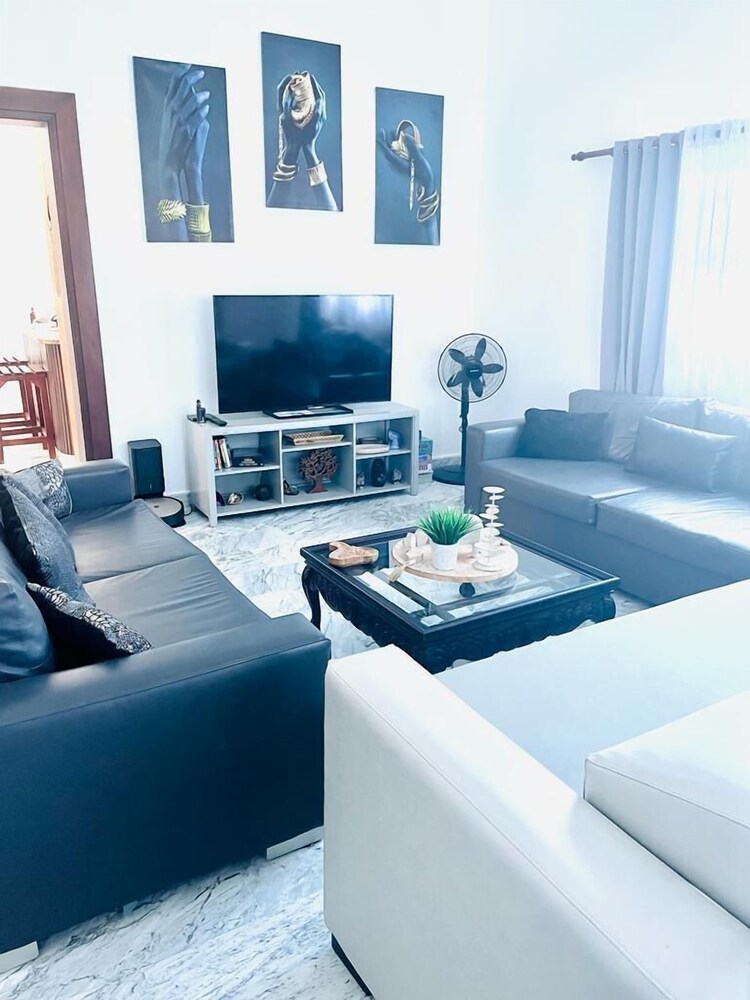 2 Minutes Walk to Beach Huge 3 bdrm Condo with Pool