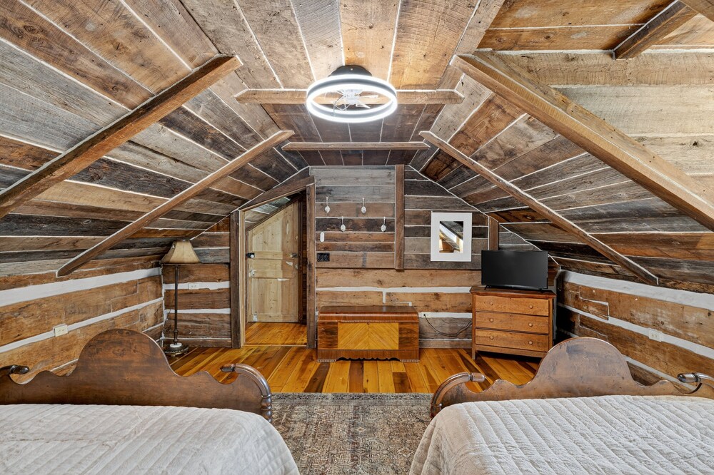 Cabin Unbound - Historic Lakefront Comfort 4 Bedroom Cabin