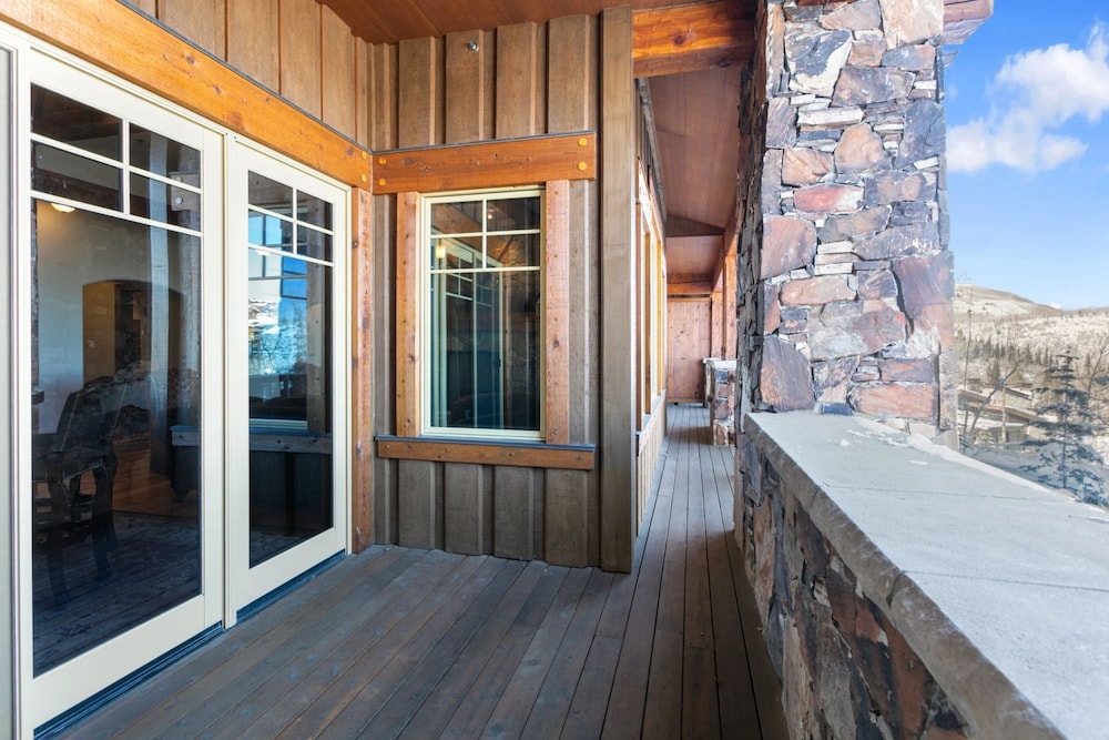 Grand Lodge - 3 Bedroom Deluxe #206 - Ski-in/out 3 Condo