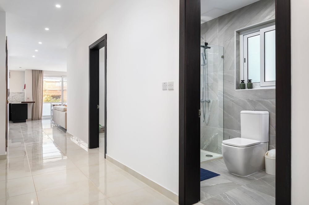 Modern Stylish 3 BR APT with Balcony