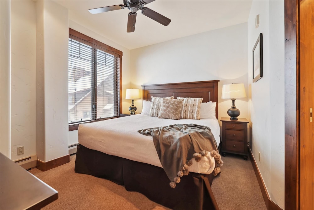 Crystal Peak Lodge 7407 3 Bedroom Condo by RedAwning view 5