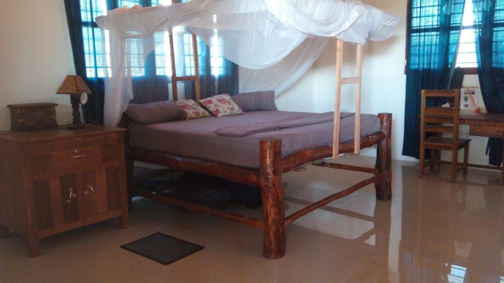Ebony & Ivory Bungalows view 4