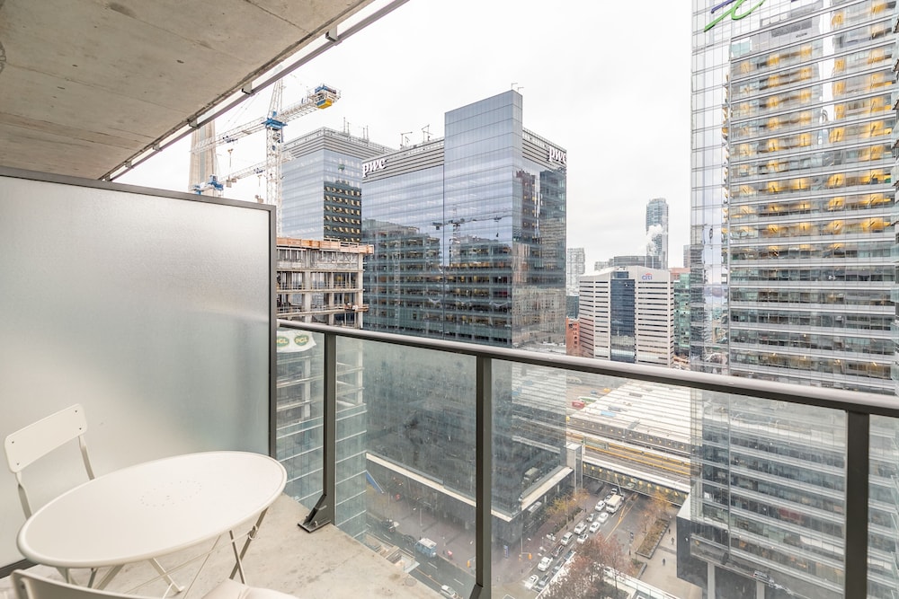 Stylish 1BR in Heart of City 2204